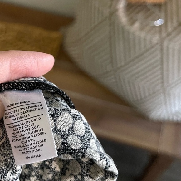 H&M| Cream Peasant Top, Boho Floral Style—Embroidered/Stitch Detail, Size 2••• - Picture 6 of 10